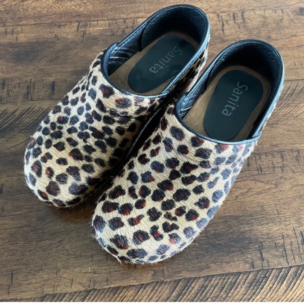 Sanita Women’s Sz 5.5 - 6 Tan Leopard Faux Fur Clogs 2” Heel